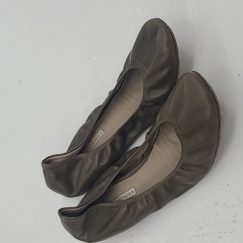 Vera Wang Lavender leather ballet flats size 8